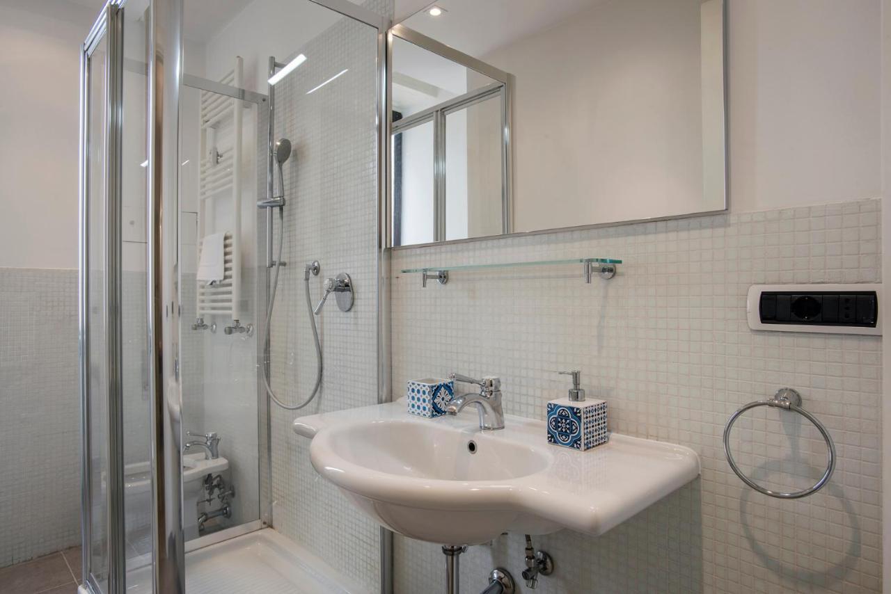 Flat Six Apartment Rom