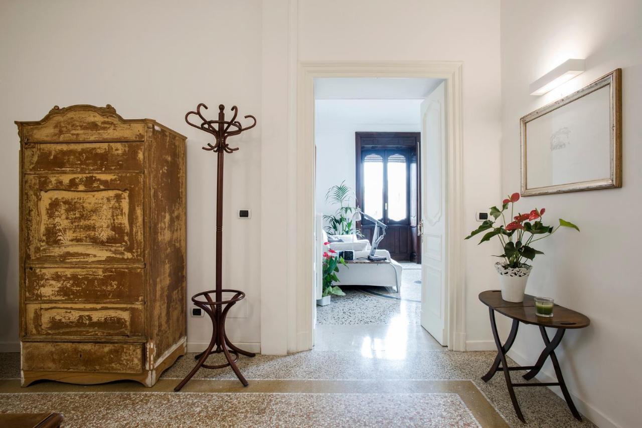 Flat Six Apartment Rom