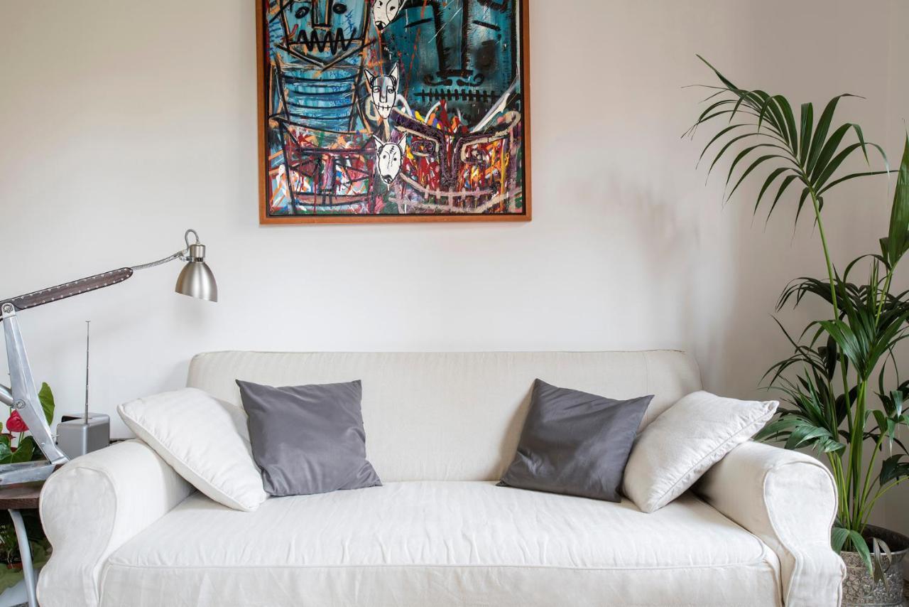 Flat Six Apartment Rom