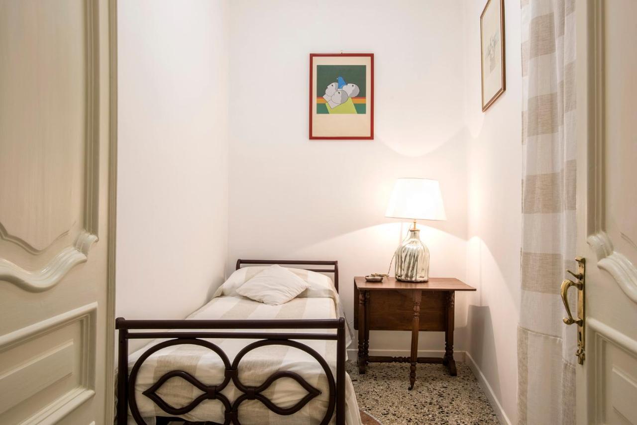 Flat Six Apartment Rom
