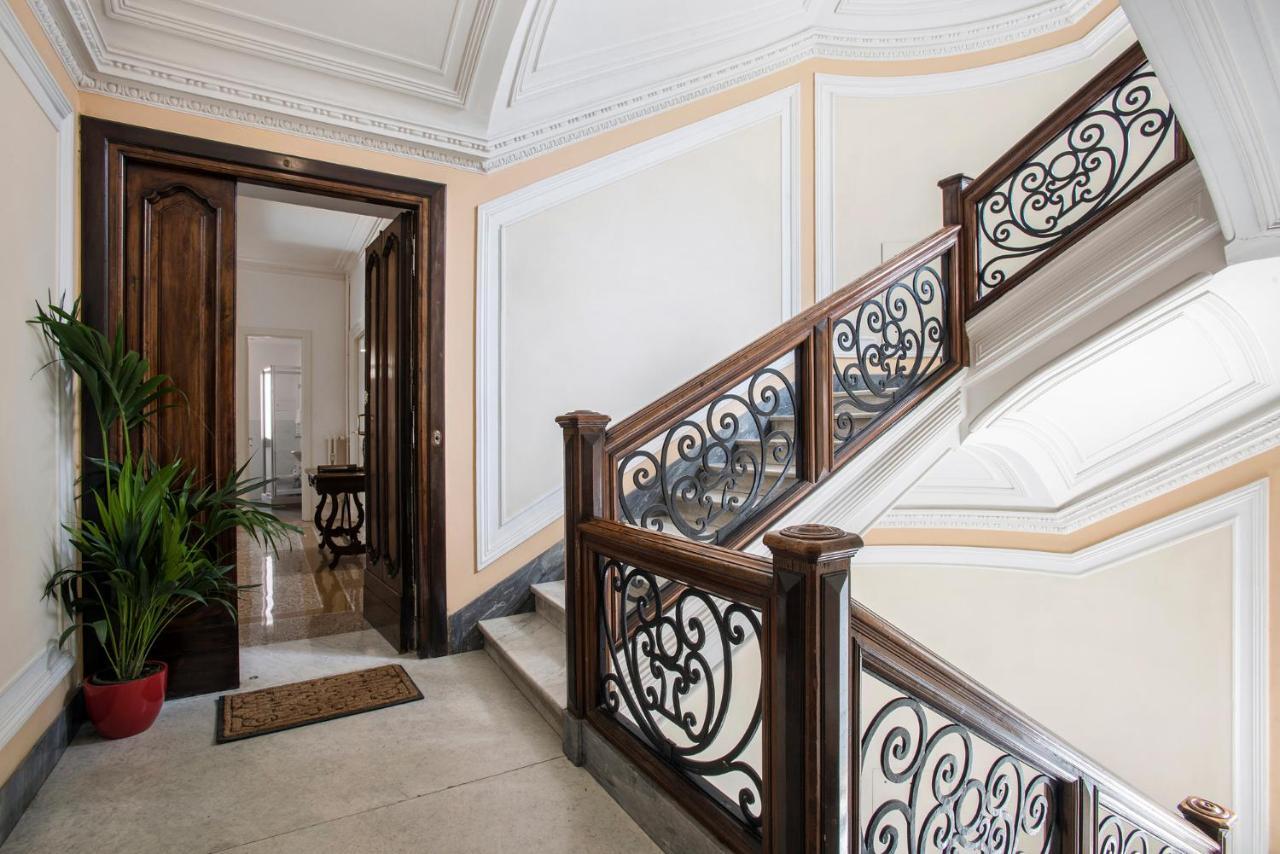 Flat Six Apartment Rom