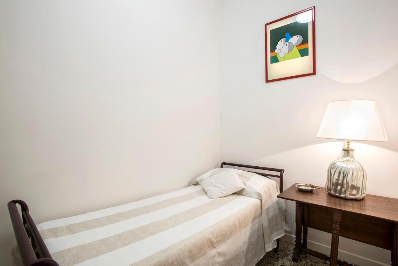Flat Six Apartment Rom